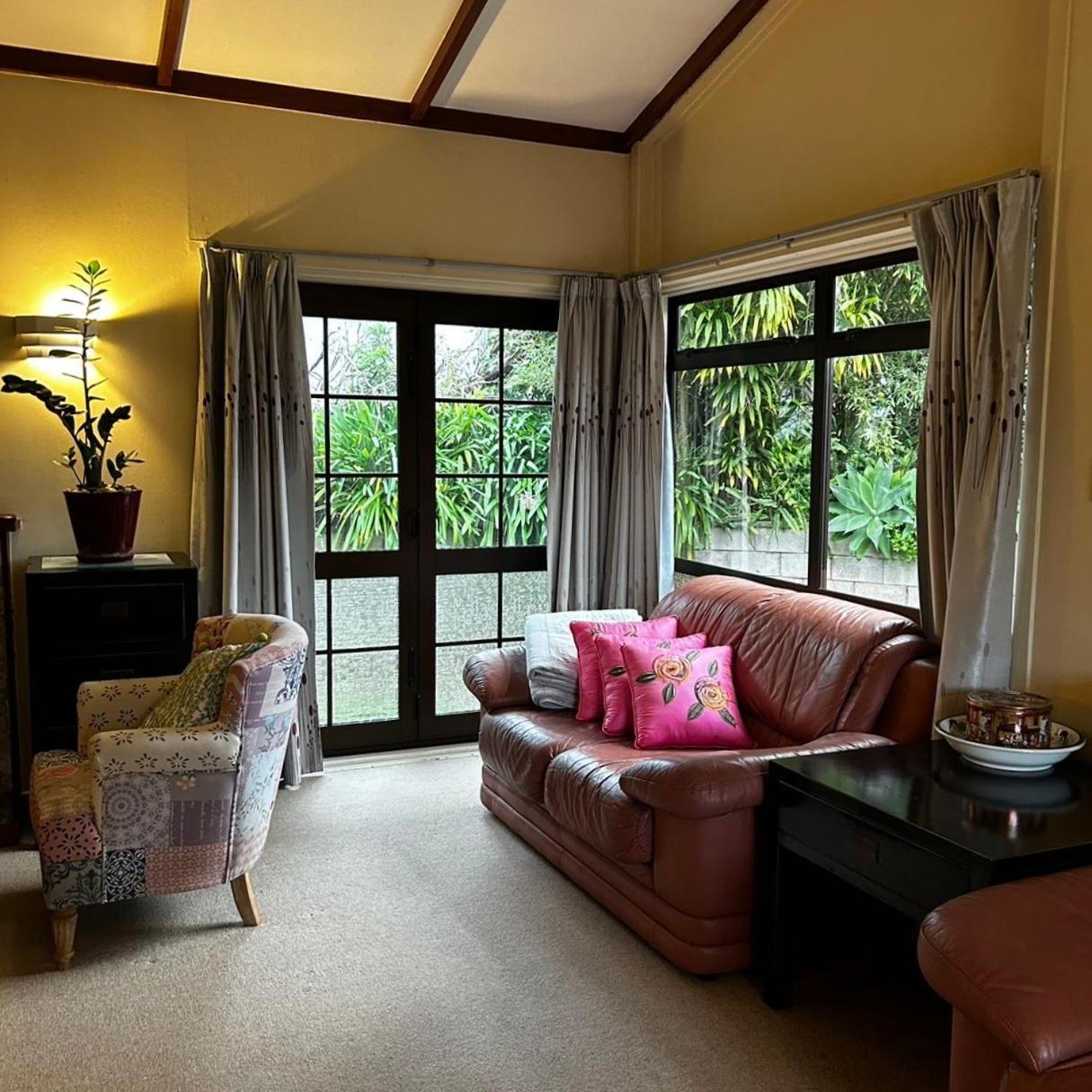 Peaceful Green Bay Charmer Auckland Exterior photo